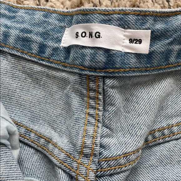 Light Wash Barrel Leg Denim Jeans - Blue - Picture 2 of 3